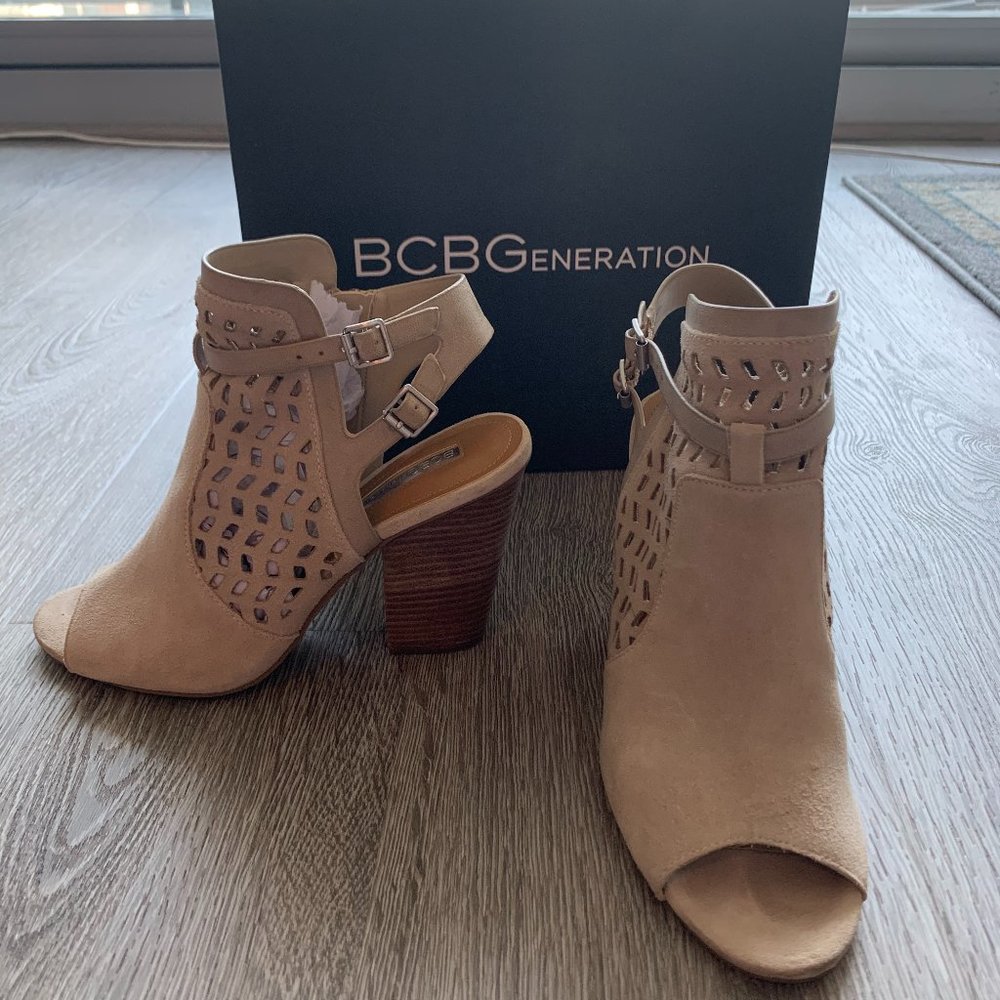 BCBGeneration Womens Cream Heeled Sandals